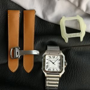 GF Christmas Special Recommendation: Cartier Santos WSSA0018 Watch. Stainless steel case and bracelet (folding clasp) with "DmartLink" bracelet adjustment system. Includes second calfskin leather strap. Sapphire crystal glass. Silvered mother-of-pearl dial. Sword-shaped stainless steel hands. Powered by imported 9015 automatic mechanical movement. Dimensions: 39.8mm.